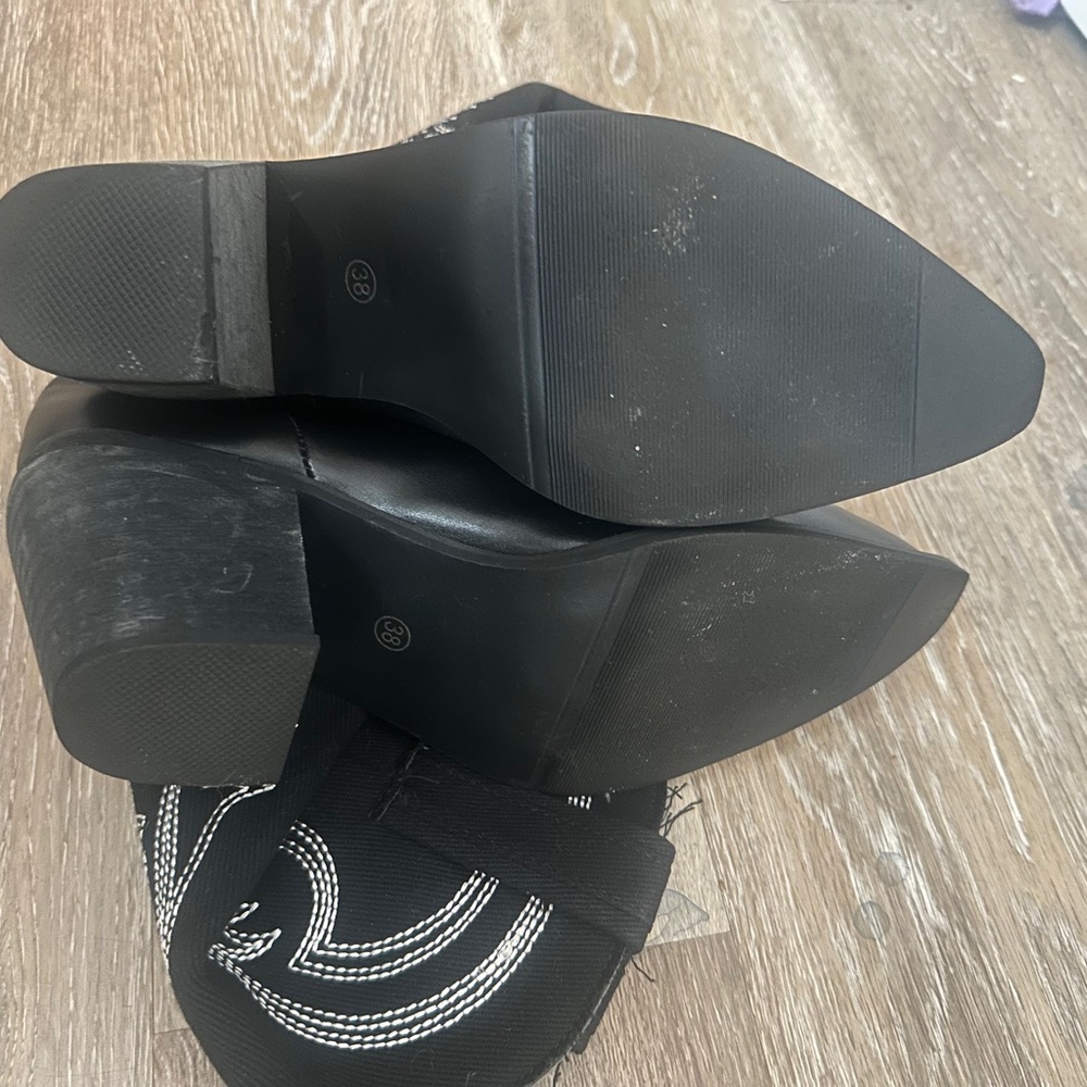 Black Western Cowboy Boots with White Embroidery – Mid-Calf Chunky Heel - Picture 4 of 4